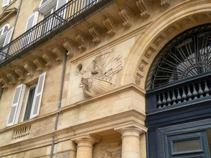  sculpture sur façade d'immeuble, Cours X. Arnozan
